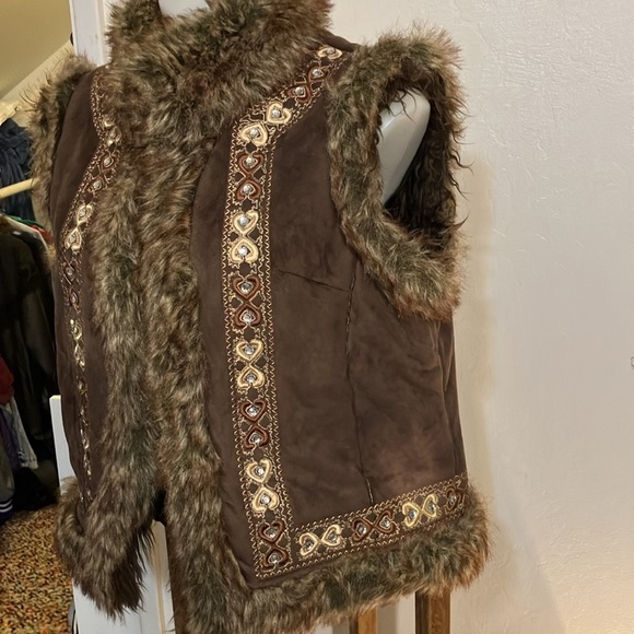 Regent Park faux fur vest with faux rhinestones Large - Picture 5 of 12